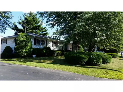 28 Linden Ave, Woonsocket, RI 02895 photo 2