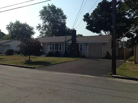 136 Vineyard Rd, Warwick, RI 02889 photo 2