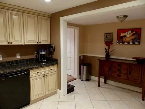 8 Pilgrim Dr, Warwick, RI 02888 photo 6