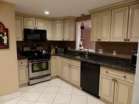 8 Pilgrim Dr, Warwick, RI 02888 photo 4