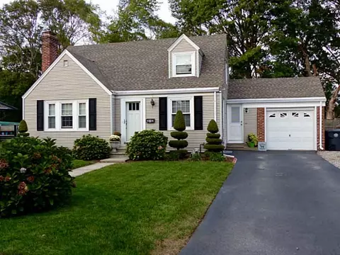 8 Pilgrim Dr, Warwick, RI 02888 photo 2