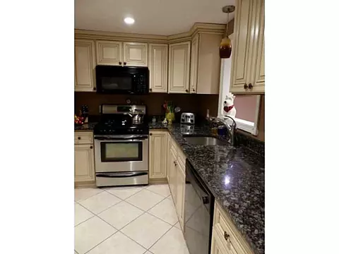 8 Pilgrim Dr, Warwick, RI 02888 photo 5