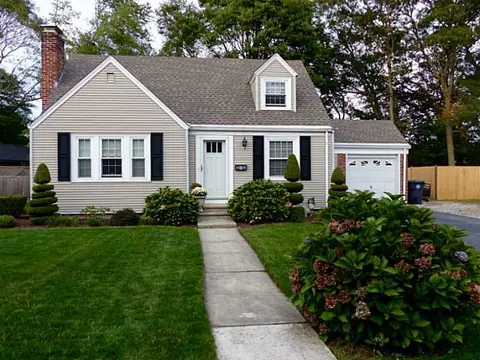 8 Pilgrim Dr, Warwick, RI 02888 photo 1