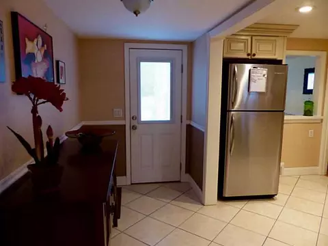 8 Pilgrim Dr, Warwick, RI 02888 photo 3
