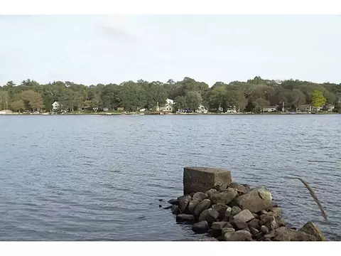 124 Corys Ln, Fall River, MA 02721 photo 3