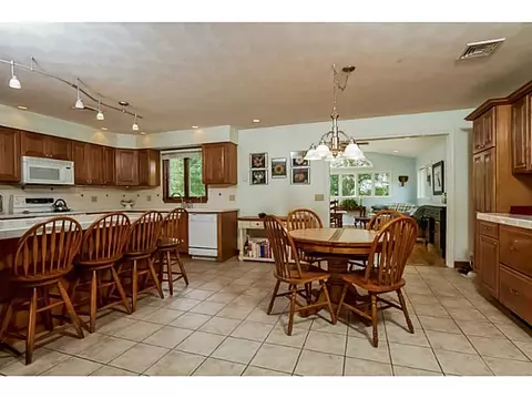 6 Prudence Ln, Warren, RI 02885 photo 3