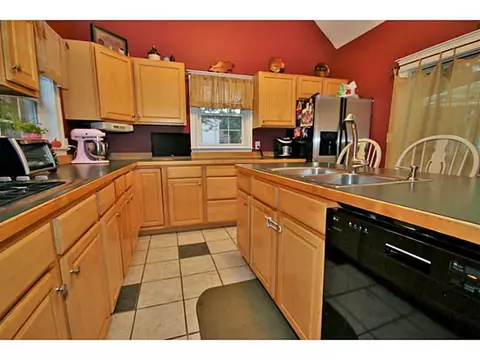 102 Temple St, Woonsocket, RI 02895 photo 5