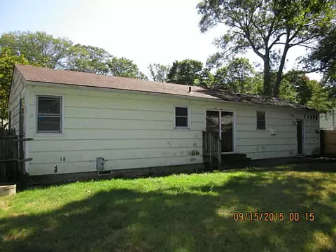 81 Torrington Dr, Warwick, RI 02889 photo 2