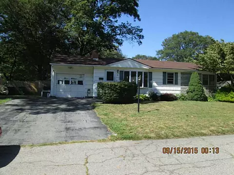81 Torrington Dr, Warwick, RI 02889 photo 1