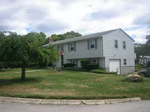 100 Janet Dr, Warwick, RI 02886 photo 2