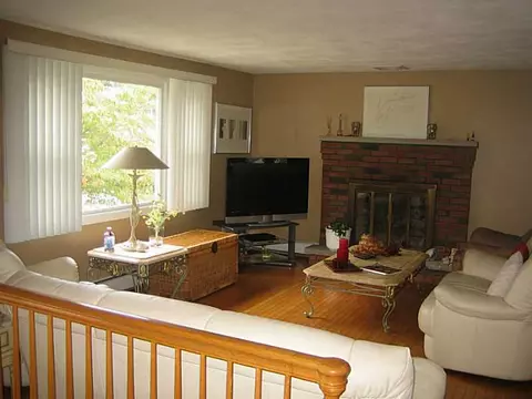 100 Janet Dr, Warwick, RI 02886 photo 3