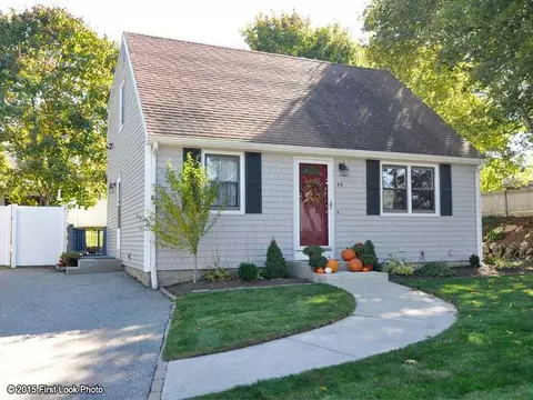 44 Grimshaw Pl, Warwick, RI 02889 photo 1