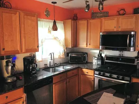 4 Hudson Ln, Warwick, RI 02886 photo 2