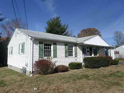 52 Rustic Dr, Woonsocket, RI 02895 photo 3