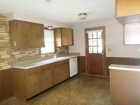 52 Rustic Dr, Woonsocket, RI 02895 photo 4