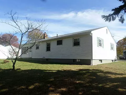 52 Rustic Dr, Woonsocket, RI 02895 photo 2