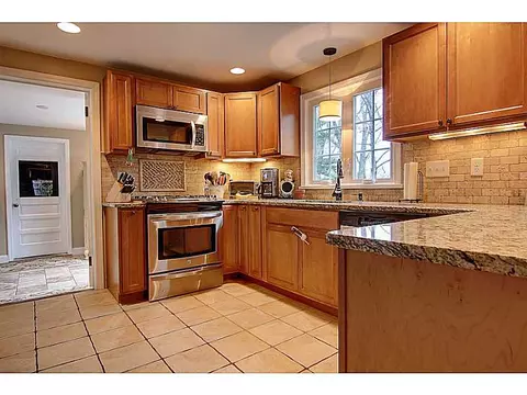 20 Colony Ave, Warwick, RI 02886 photo 3