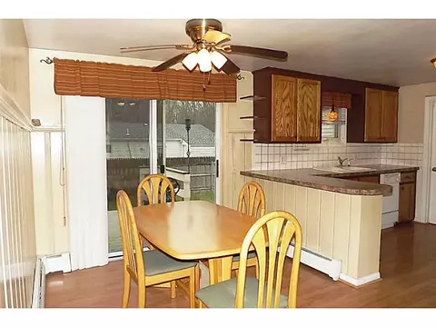 121 Torrington Dr, Warwick, RI 02886 photo 4