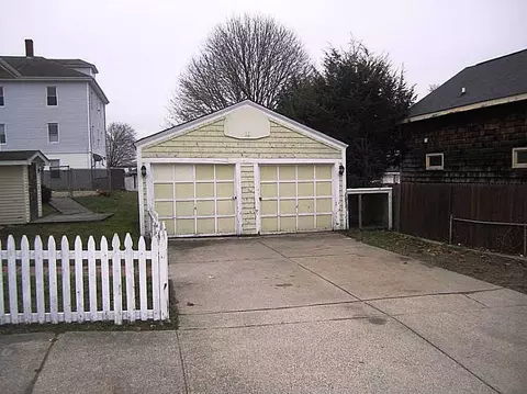 38 Winthrop St, Woonsocket, RI 02895 photo 3