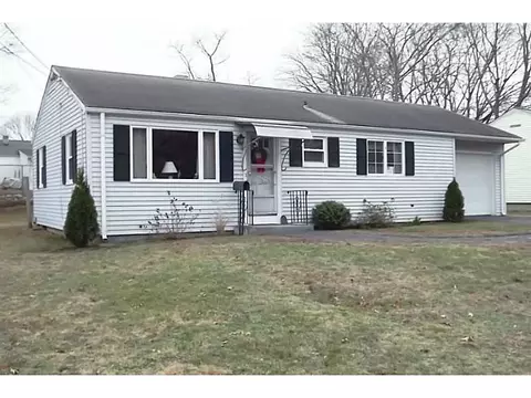26 Yellowstone Ave, Warwick, RI 02888 photo 1