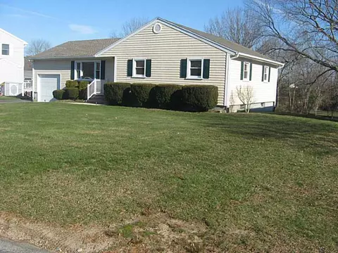 16 Nutmeg Dr, Westerly, RI 02891 photo 2