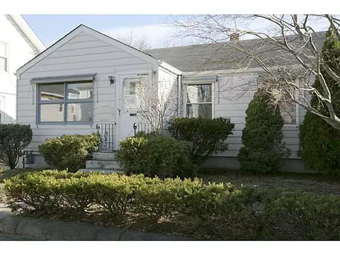 33 Pullen Ave, Pawtucket, RI 02861 photo 3