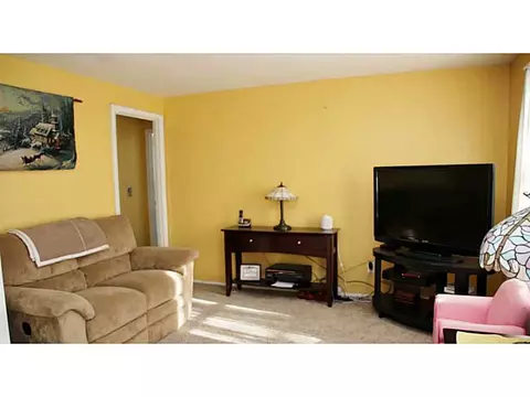 528 Walnut Hill Rd, Woonsocket, RI 02895 photo 7