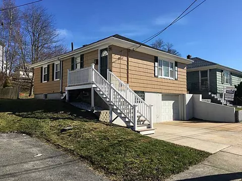140 Ash St, Fall River, MA 02724 photo 1