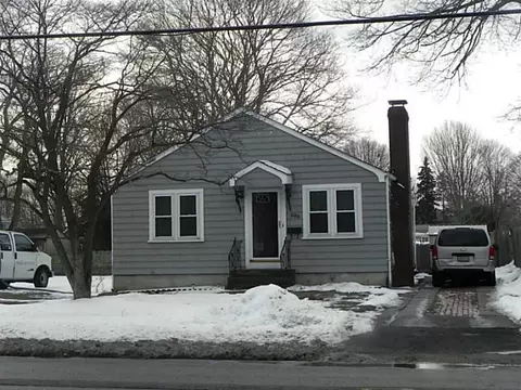 596 Main Ave, Warwick, RI 02886 photo 1