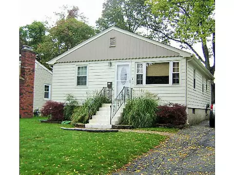42 Damon Ave, Warwick, RI 02889 photo 1