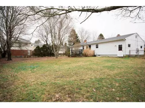 10 Cedar Ave, Middletown, RI 02842 photo 2