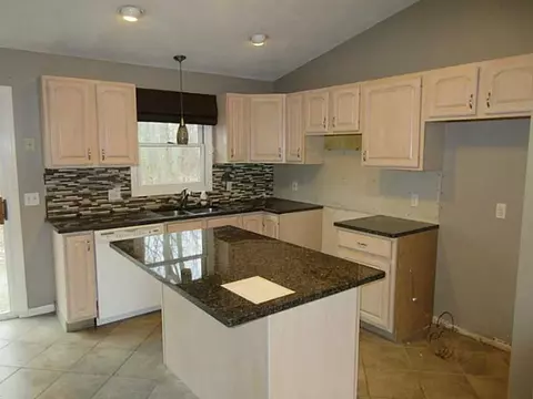 64 Mohawk Trl, Cranston, RI 02921 photo 8