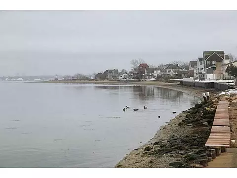 117 Shawomet Ave, Warwick, RI 02889 photo 4