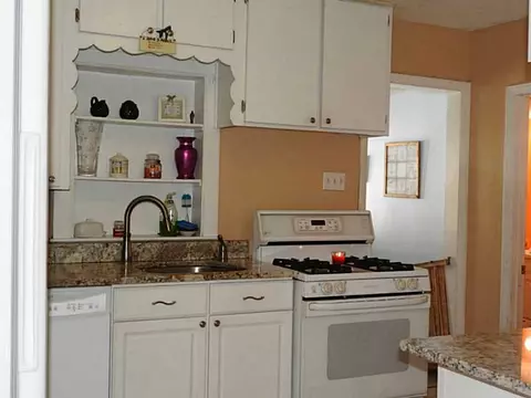 7 W View St, Warwick, RI 02889 photo 3
