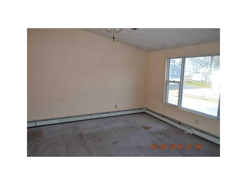 26 Vivian St, Woonsocket, RI 02895 photo 4