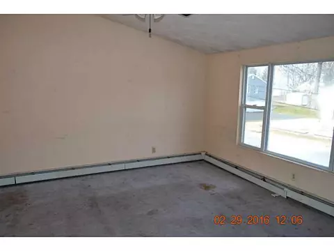 26 Vivian St, Woonsocket, RI 02895 photo 4