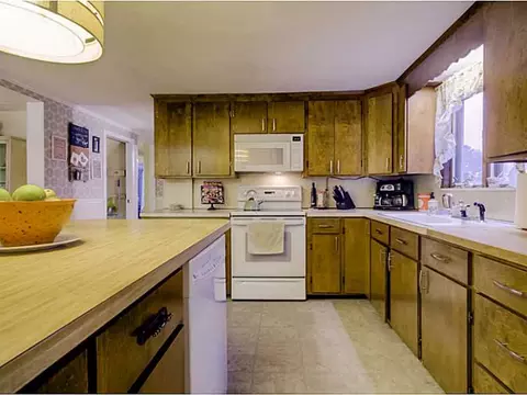 268 Bertenshaw Rd, Woonsocket, RI 02895 photo 4