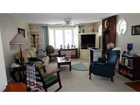 4 Frances Ct, Coventry, RI 02816 photo 2