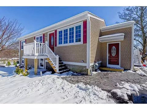 30 Levesque St, Warwick, RI 02886 photo 2
