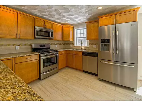 30 Levesque St, Warwick, RI 02886 photo 3