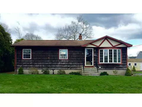 18 Colonial Dr, Warren, RI 02885 photo 2