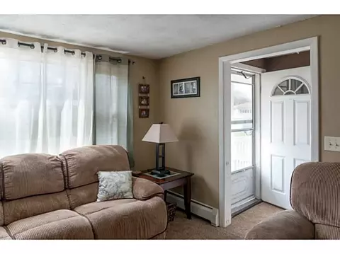 83 Metropolitan Dr, Warwick, RI 02886 photo 2