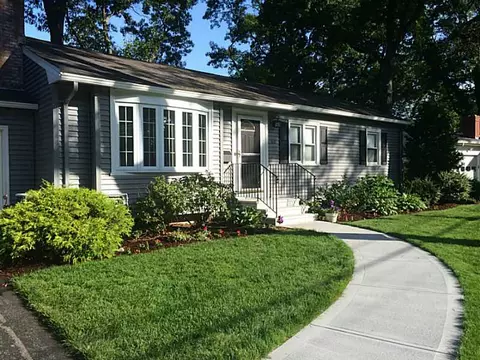 63 Covington Dr, Warwick, RI 02886 photo 2