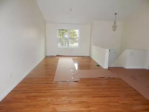 325 Lucille St, Woonsocket, RI 02895 photo 4
