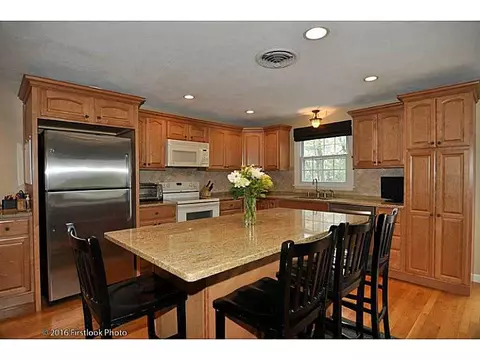99 Ladderlook Rd, Warwick, RI 02886 photo 3