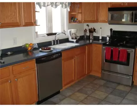 25 Albert St, Westerly, RI 02891 photo 5