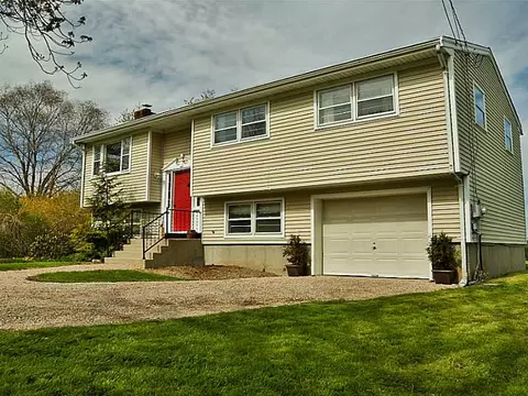 906 Mitchells Ln, Middletown, RI 02842 photo 2