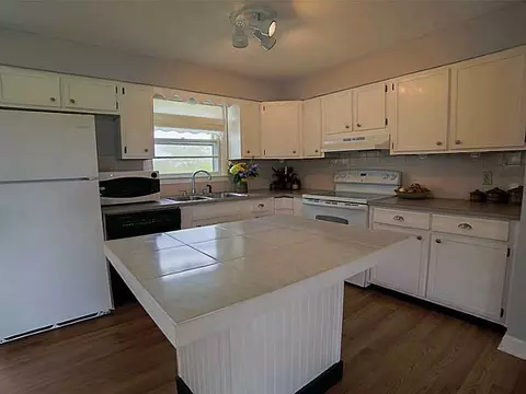 906 Mitchells Ln, Middletown, RI 02842 photo 10