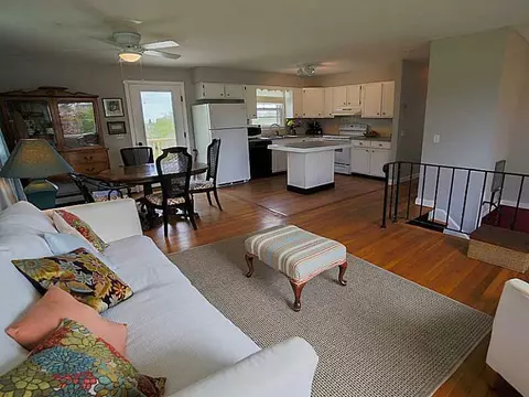 906 Mitchells Ln, Middletown, RI 02842 photo 6