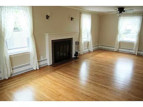 131 Harmony Ct, Warwick, RI 02889 photo 2
